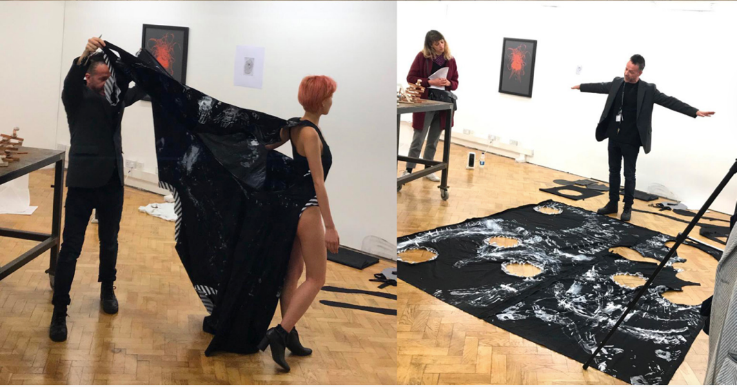 Immagine che contiene vestiti, interno, calzature, persona Descrizione generata automaticamente