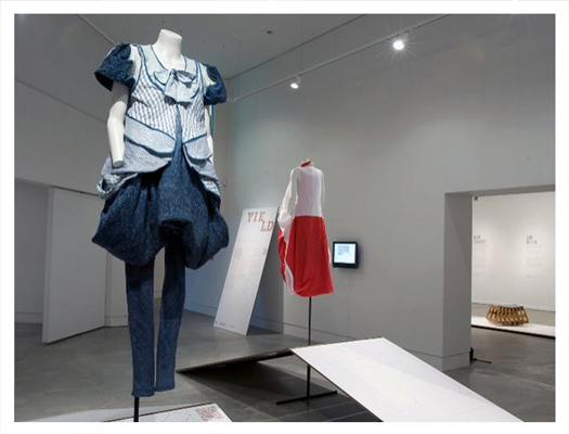 Immagine che contiene muro, vestiti, calzature, interno Descrizione generata automaticamente