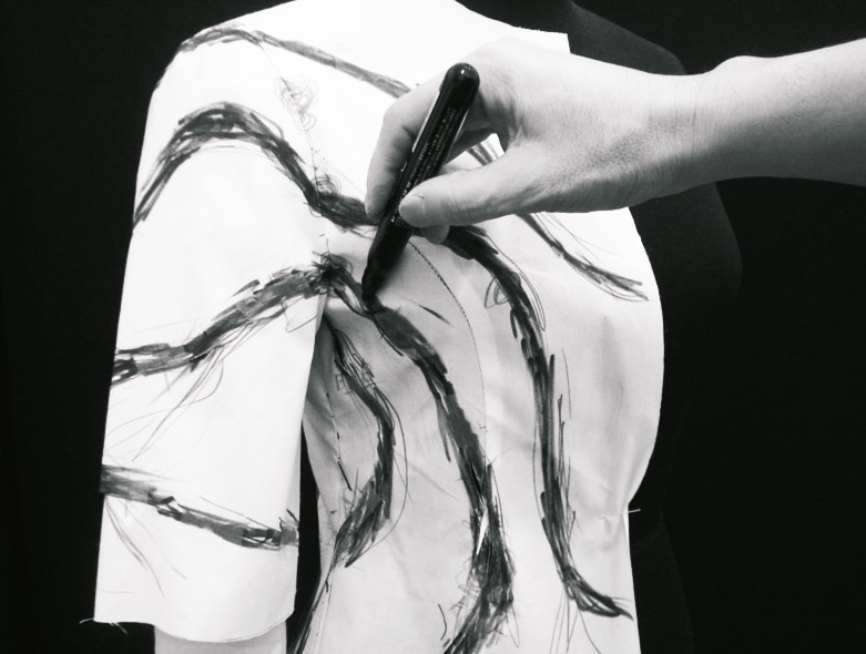 Immagine che contiene persona, bianco e nero, stile, donna Descrizione generata automaticamente