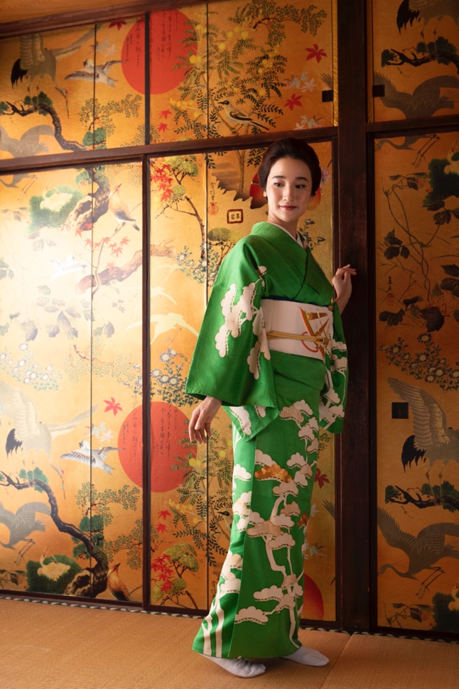 Immagine che contiene vestaglia/tonaca, vestiti, persona, kimono Descrizione generata automaticamente